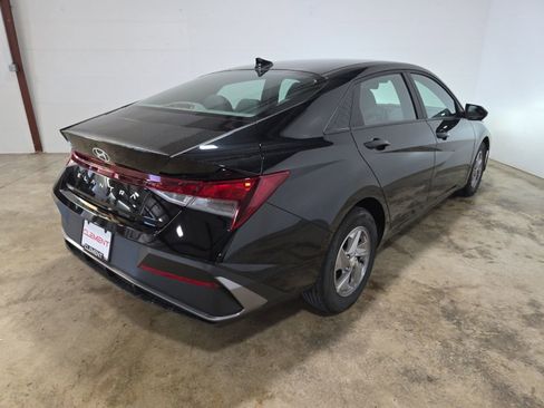 Used 2025 Hyundai Elantra SE image 6