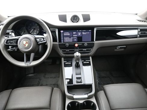 Certified 2025 Porsche Macan AWD/4WD image 6
