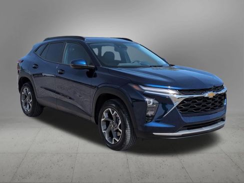 Used 2024 Chevrolet Trax LT w/ Driver Confidence Package FWD image 8