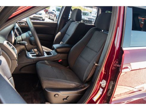Used 2018 Jeep Grand Cherokee Laredo AWD/4WD image 11