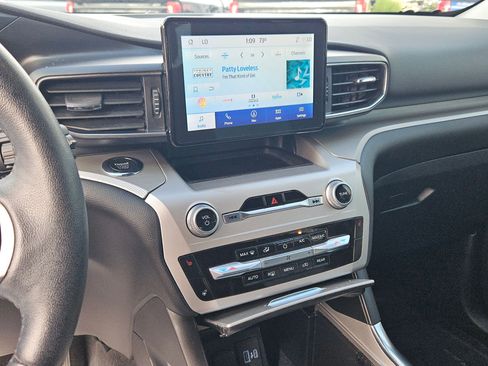 Used 2022 Ford Explorer XLT w/ Equipment Group 202A image 18