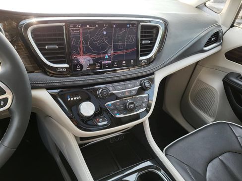 Used 2023 Chrysler Pacifica Limited FWD image 22