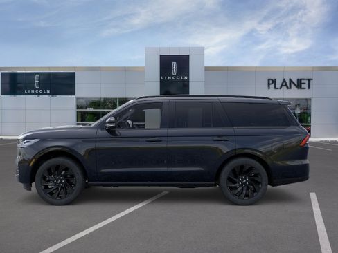 New 2026 Lincoln Navigator Reserve w/ Jet Appearance Package AWD/4WD image 3