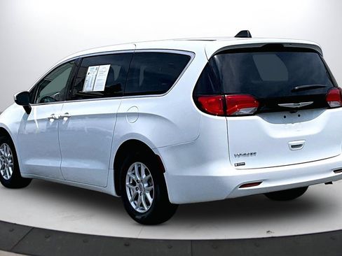 Certified 2023 Chrysler Voyager LX FWD image 7