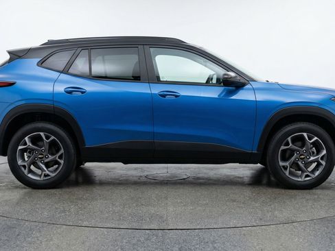 Used 2025 Chevrolet Trax LT w/ LT Convenience Package FWD image 11
