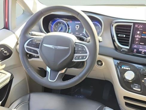 Used 2023 Chrysler Pacifica Touring-L FWD image 15