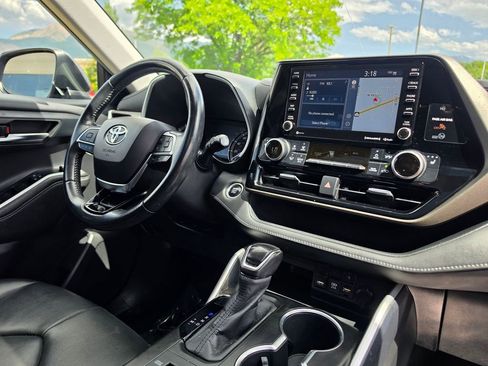 Used 2020 Toyota Highlander XLE AWD/4WD image 18
