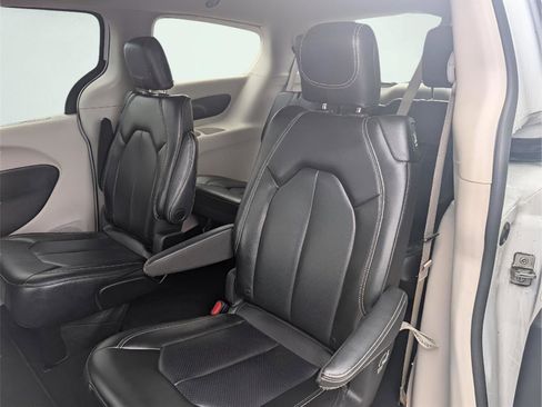 Used 2023 Chrysler Pacifica Touring-L FWD image 9