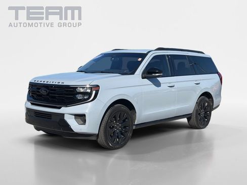 Used 2025 Ford Expedition Platinum w/ Stealth Appearance Package AWD/4WD image 3