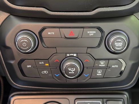 Used 2019 Jeep Renegade Limited AWD/4WD image 12