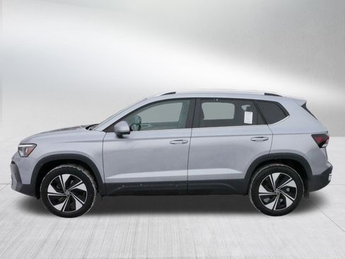 Used 2025 Volkswagen Taos SE image 4