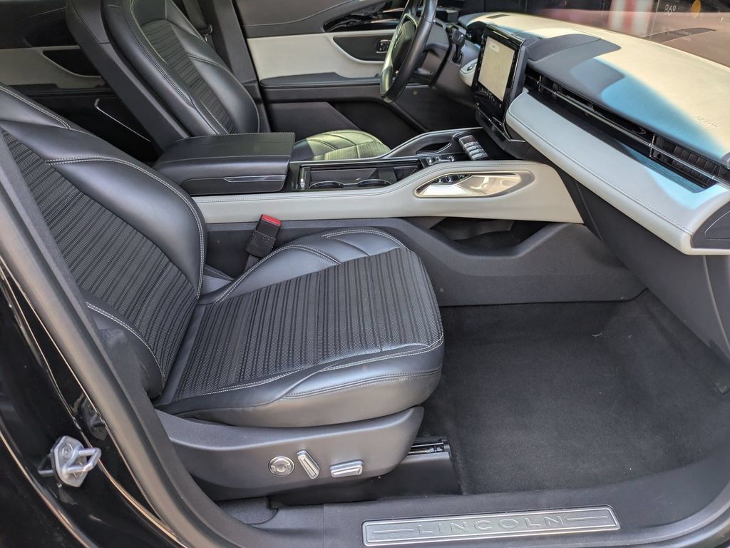 Used 2024 Lincoln Nautilus Reserve AWD/4WD image 42
