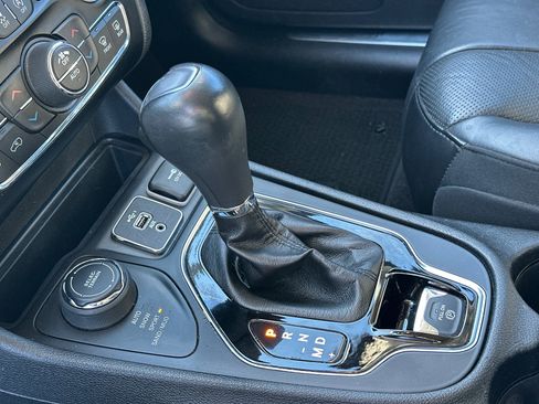 Used 2019 Jeep Cherokee Overland w/ Technology Group image 34