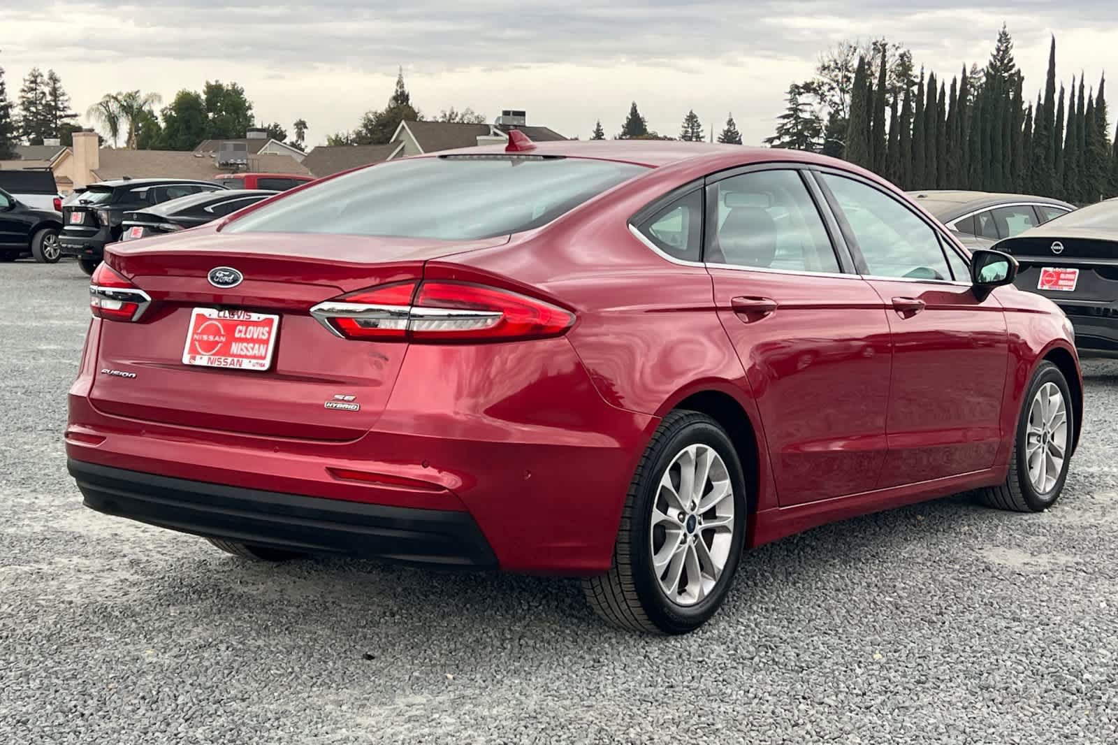 Used 2020 Ford Fusion SE FWD image 2