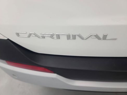 Used 2025 Kia Carnival FWD image 11