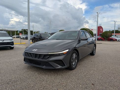 Used 2024 Hyundai Elantra SEL FWD image 2