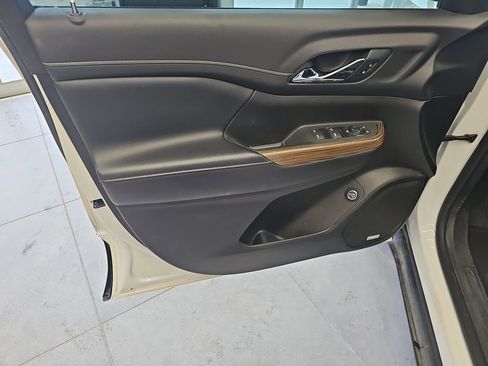 Used 2021 GMC Acadia SLE w/ Driver Convenience Package image 12