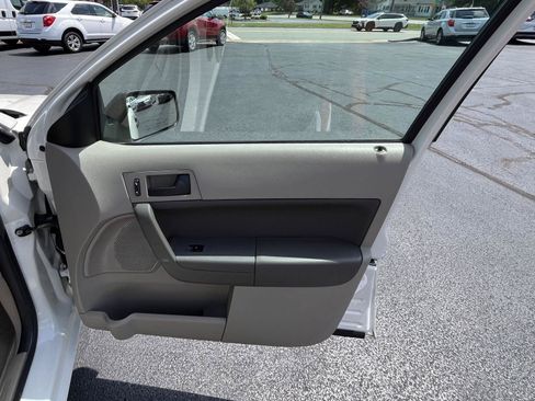 Used 2009 Ford Focus SE FWD image 27