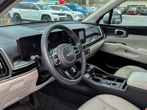 Used 2025 Kia Sorento EX w/ Panoramic Sunroof Package FWD image 17