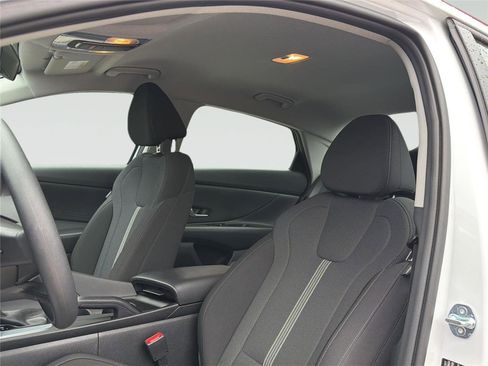 Used 2025 Hyundai Elantra SE FWD image 12