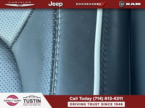 Used 2023 Chrysler Pacifica Limited FWD image 36