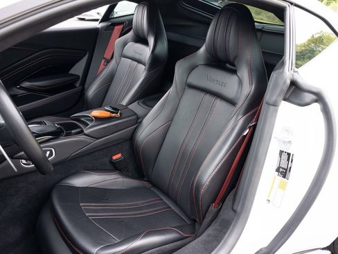 Used 2021 Aston Martin V8 Vantage Coupe image 3