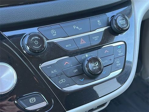 Used 2020 Chrysler Pacifica Touring-L image 34