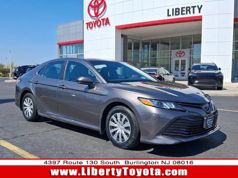 Used 2018 Toyota Camry LE image 1