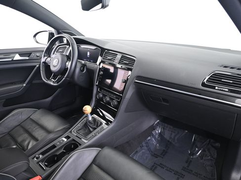Used 2018 Volkswagen Golf R 4-Door image 22