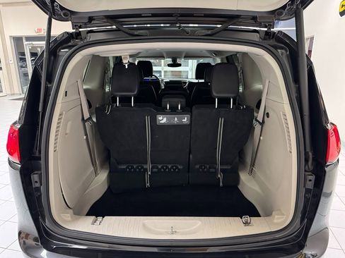 Used 2017 Chrysler Pacifica Touring-L w/ Tire & Wheel Group image 47