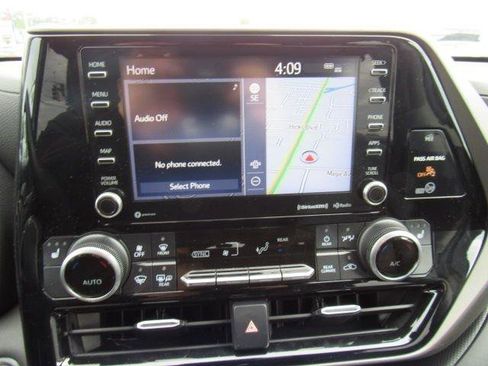 Used 2021 Toyota Highlander XLE AWD/4WD image 19