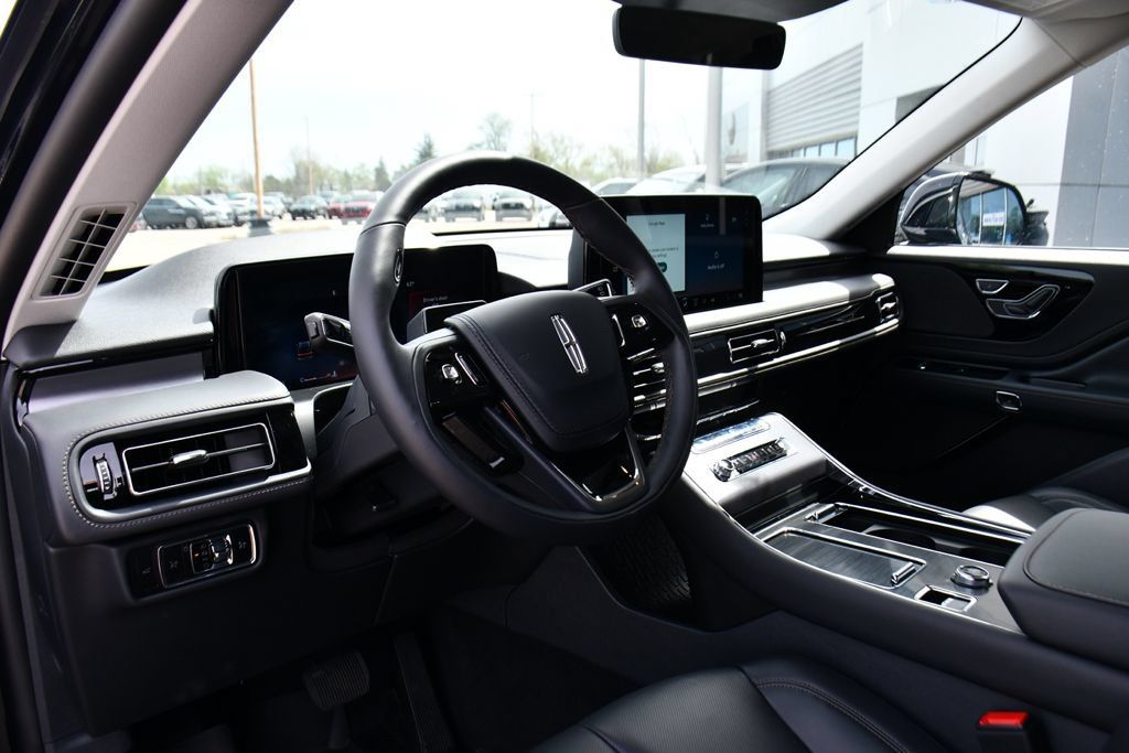 Used 2026 Lincoln Aviator AWD image 11