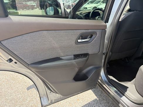 Used 2022 Nissan Rogue SV FWD image 18