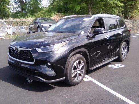 Used 2023 Toyota Highlander XLE FWD image 18