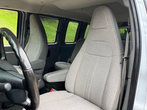 Used 2018 Chevrolet Express 2500 LT w/ LT Preferred Equipment Group RWD image 9