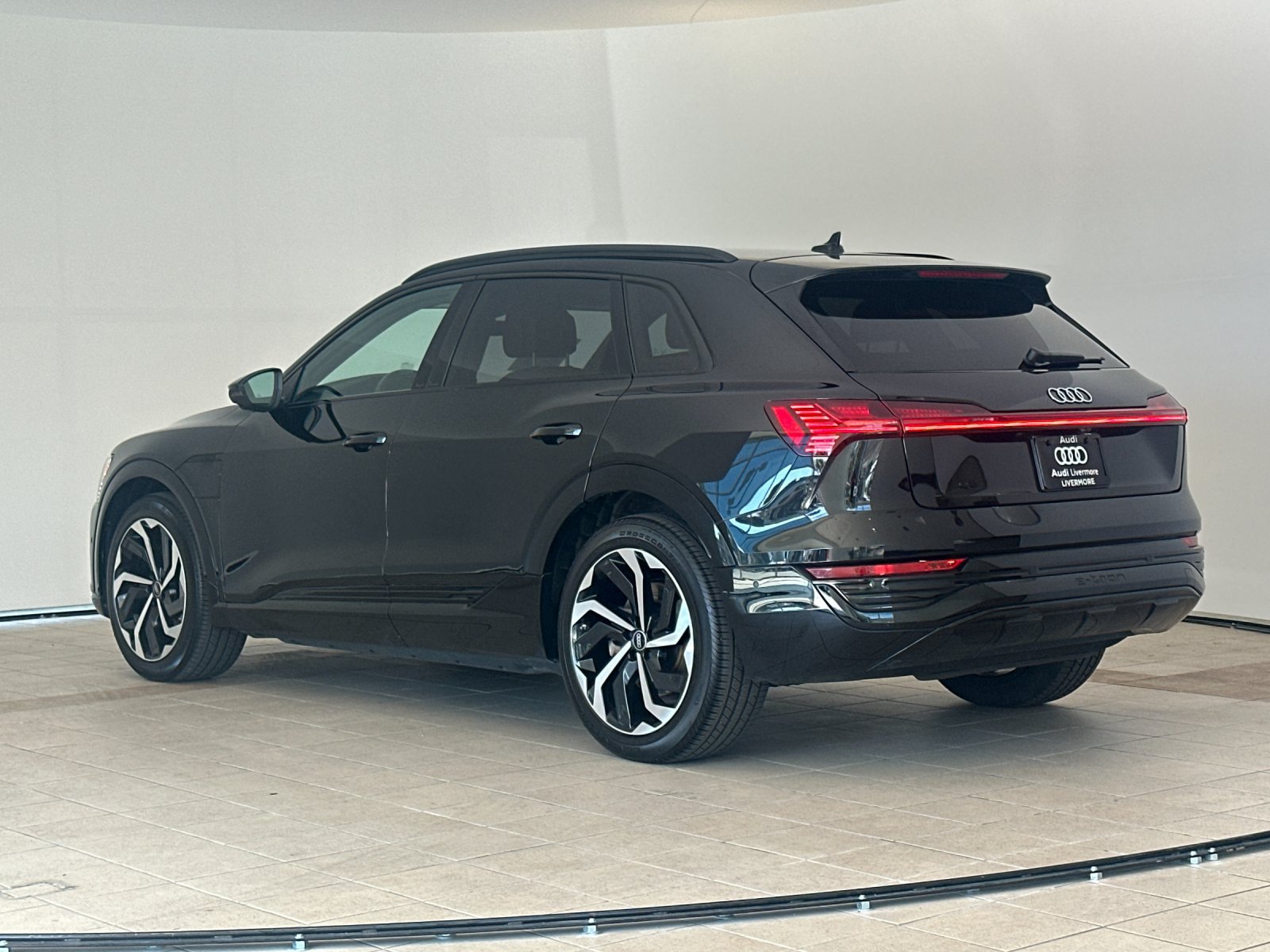 Used 2024 Audi Q8 e-tron Premium Plus w/ Premium Plus Package AWD/4WD image 4