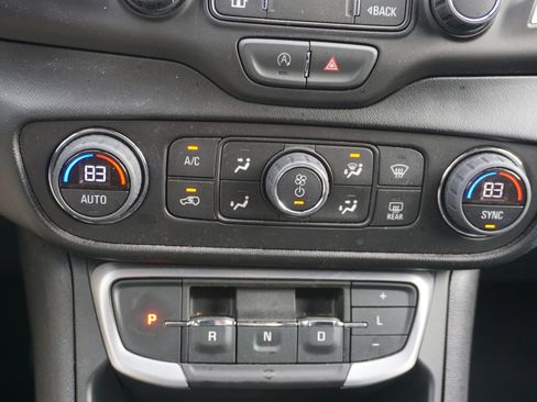 Used 2022 GMC Terrain SLT image 13