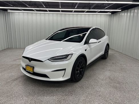 Used 2023 Tesla Model X Plaid image 3