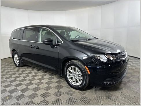 Used 2023 Chrysler Voyager LX image 1