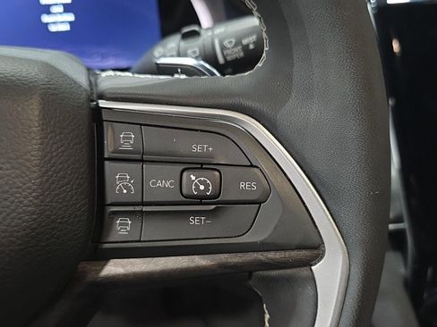 Used 2024 Jeep Grand Cherokee Limited image 14