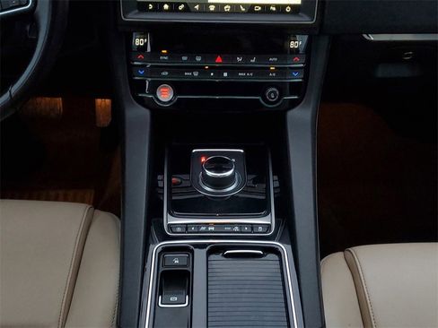 Used 2020 Jaguar F-PACE Premium image 26