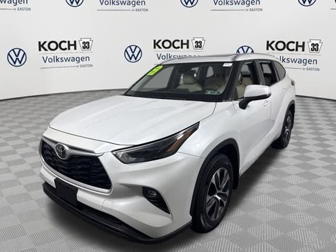 Used 2022 Toyota Highlander XLE image 3