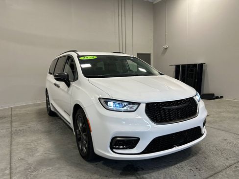 Used 2024 Chrysler Pacifica Touring-L w/ Road Tripper Package FWD image 4