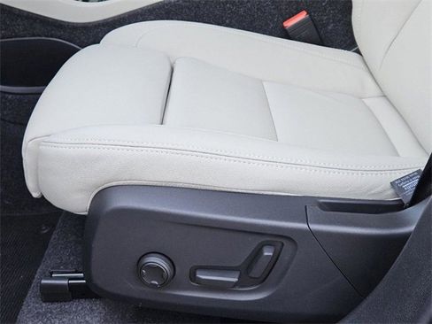 Certified 2025 Volvo XC40 B5 Ultra w/ Climate Package image 26