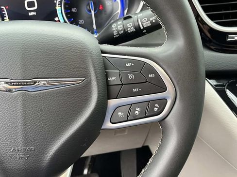 Used 2024 Chrysler Pacifica Touring-L FWD image 31