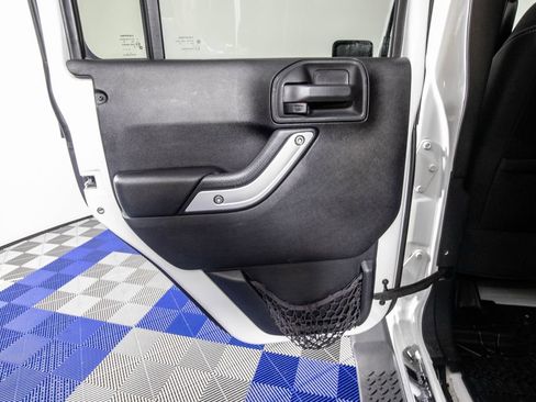Used 2015 Jeep Wrangler Unlimited Rubicon AWD/4WD image 13