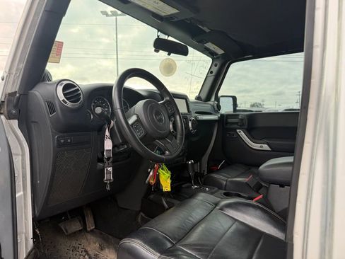 Used 2012 Jeep Wrangler Unlimited Rubicon w/ Connectivity Group AWD/4WD image 9