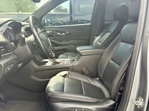Used 2023 Chevrolet Traverse RS FWD image 3