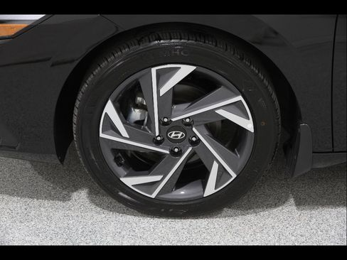 Certified 2025 Hyundai Elantra Sport FWD image 20