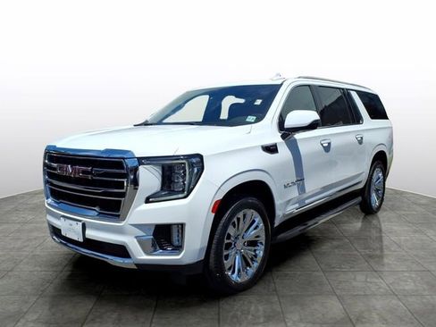 Used 2022 GMC Yukon XL SLT w/ SLT Premium Package AWD/4WD image 3